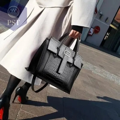 Handtaschen in schwarzem Leder als Pyramide positioniert, drei Handtaschen - PS Tradings - PS Tradings